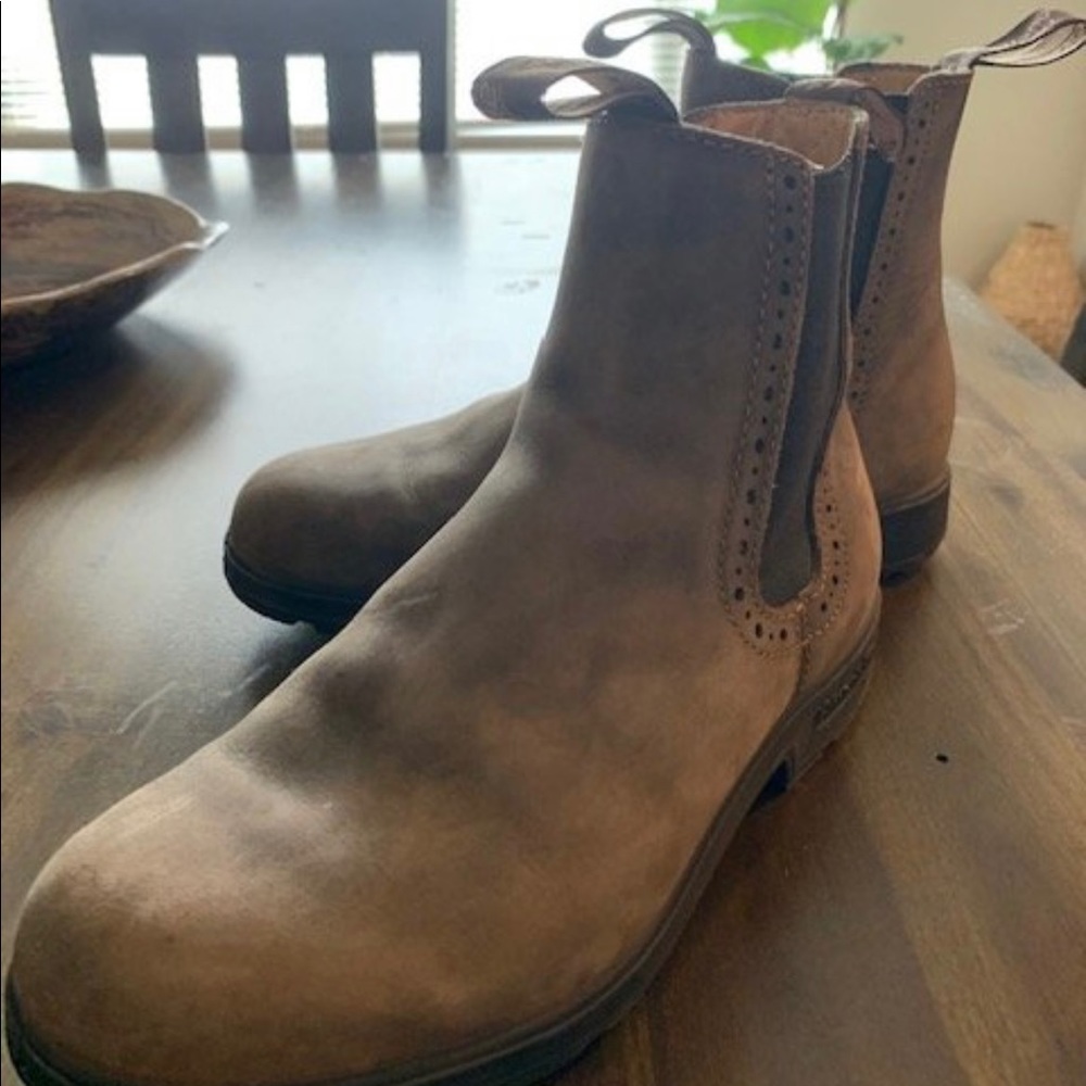 {Almost new} Blundstones